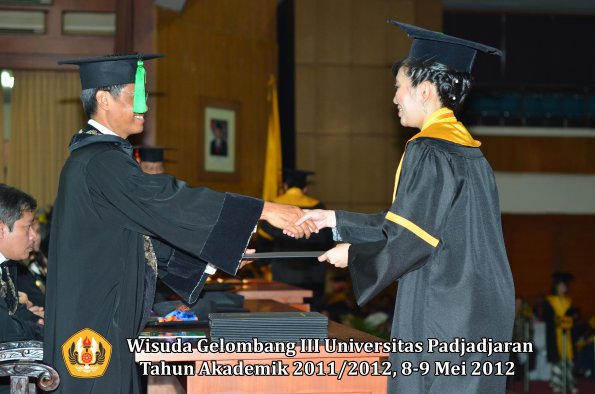 wisuda-unpad-gel-iii-2011_2012-fakultas-kedokteran-oleh-dekan-285