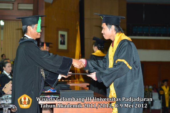 wisuda-unpad-gel-iii-2011_2012-fakultas-kedokteran-oleh-dekan-286