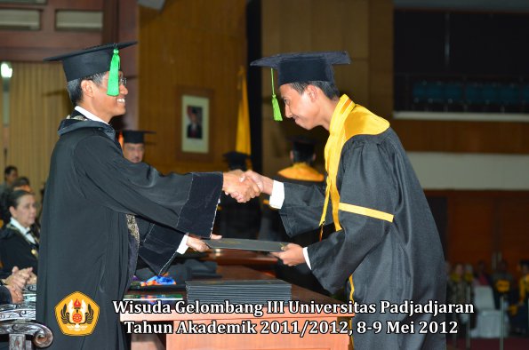 wisuda-unpad-gel-iii-2011_2012-fakultas-kedokteran-oleh-dekan-287