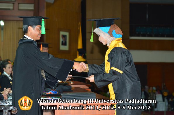 wisuda-unpad-gel-iii-2011_2012-fakultas-kedokteran-oleh-dekan-288