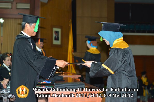 wisuda-unpad-gel-iii-2011_2012-fakultas-kedokteran-oleh-dekan-289