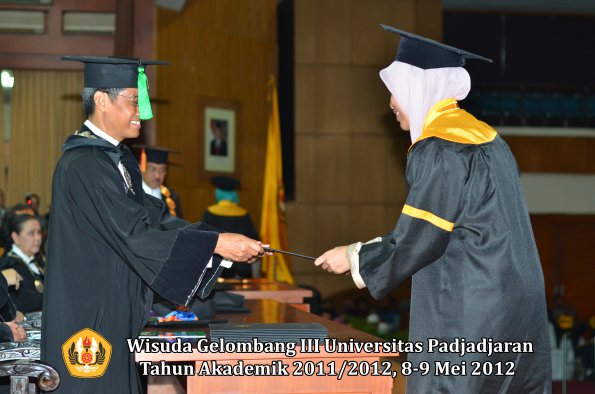 wisuda-unpad-gel-iii-2011_2012-fakultas-kedokteran-oleh-dekan-292