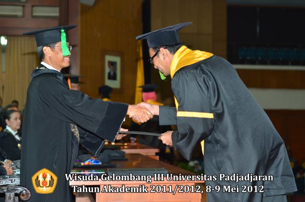 wisuda-unpad-gel-iii-2011_2012-fakultas-kedokteran-oleh-dekan-295