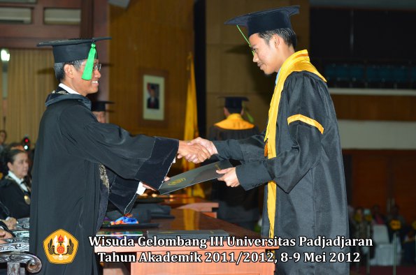 wisuda-unpad-gel-iii-2011_2012-fakultas-kedokteran-oleh-dekan-296