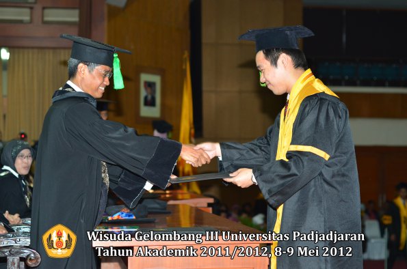 wisuda-unpad-gel-iii-2011_2012-fakultas-kedokteran-oleh-dekan-298