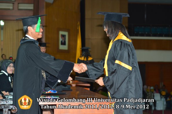 wisuda-unpad-gel-iii-2011_2012-fakultas-kedokteran-oleh-dekan-300