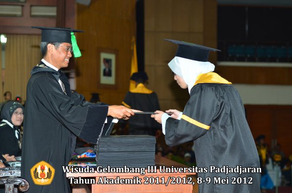 wisuda-unpad-gel-iii-2011_2012-fakultas-kedokteran-oleh-dekan-302