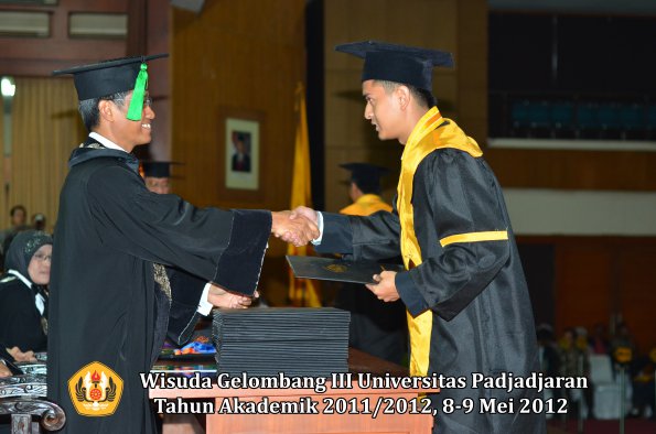 wisuda-unpad-gel-iii-2011_2012-fakultas-kedokteran-oleh-dekan-304