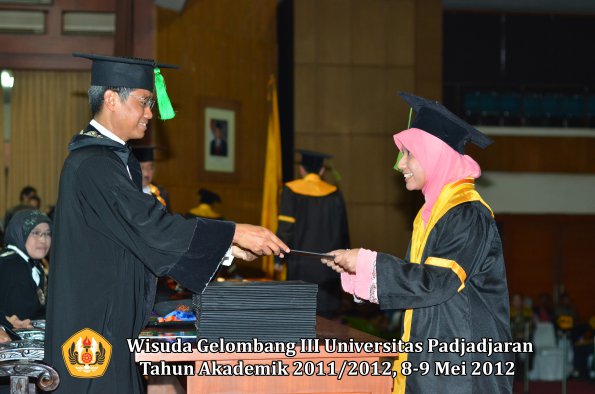 wisuda-unpad-gel-iii-2011_2012-fakultas-kedokteran-oleh-dekan-305