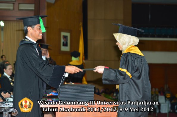 wisuda-unpad-gel-iii-2011_2012-fakultas-kedokteran-oleh-dekan-306