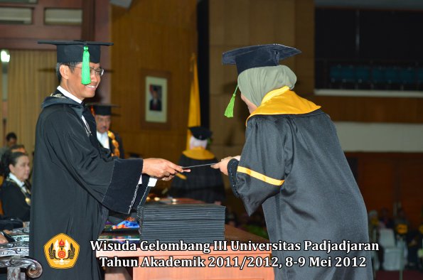 wisuda-unpad-gel-iii-2011_2012-fakultas-kedokteran-oleh-dekan-307