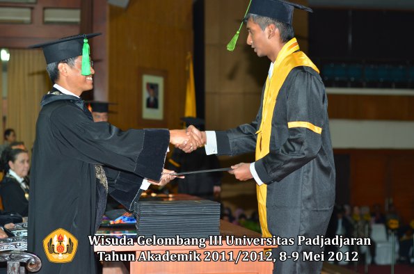 wisuda-unpad-gel-iii-2011_2012-fakultas-kedokteran-oleh-dekan-308