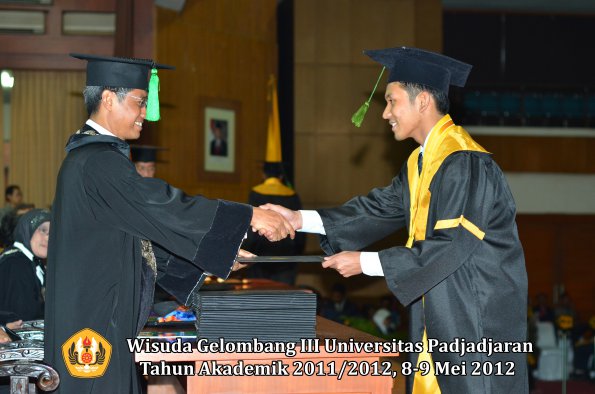 wisuda-unpad-gel-iii-2011_2012-fakultas-kedokteran-oleh-dekan-309