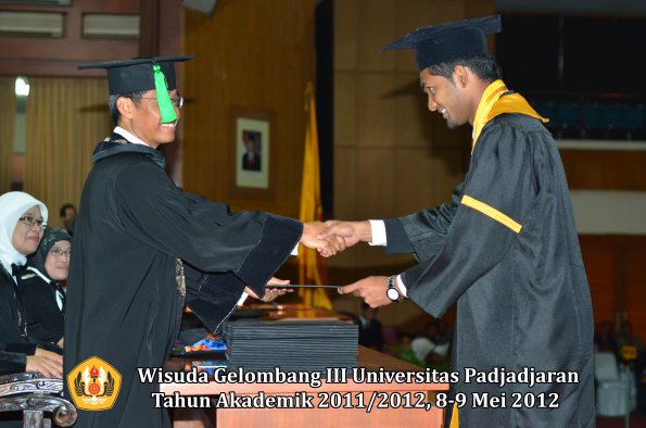 wisuda-unpad-gel-iii-2011_2012-fakultas-kedokteran-oleh-dekan-311