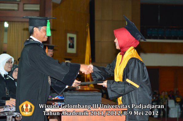 wisuda-unpad-gel-iii-2011_2012-fakultas-kedokteran-oleh-dekan-313