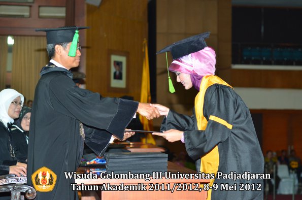 wisuda-unpad-gel-iii-2011_2012-fakultas-kedokteran-oleh-dekan-314