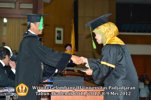 wisuda-unpad-gel-iii-2011_2012-fakultas-kedokteran-oleh-dekan-315