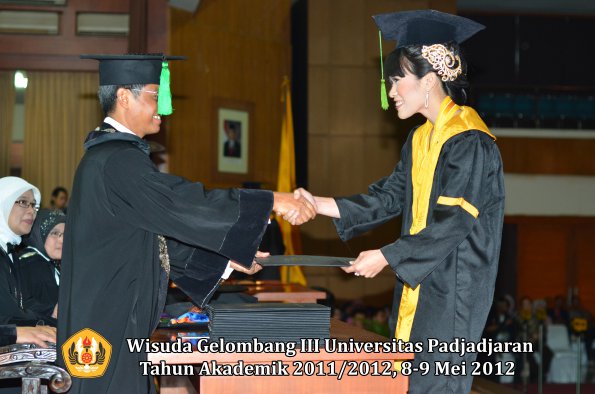 wisuda-unpad-gel-iii-2011_2012-fakultas-kedokteran-oleh-dekan-316