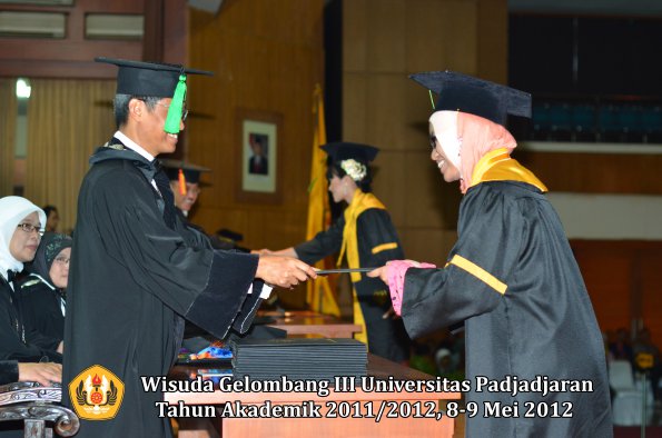 wisuda-unpad-gel-iii-2011_2012-fakultas-kedokteran-oleh-dekan-317