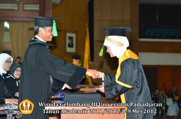 wisuda-unpad-gel-iii-2011_2012-fakultas-kedokteran-oleh-dekan-318