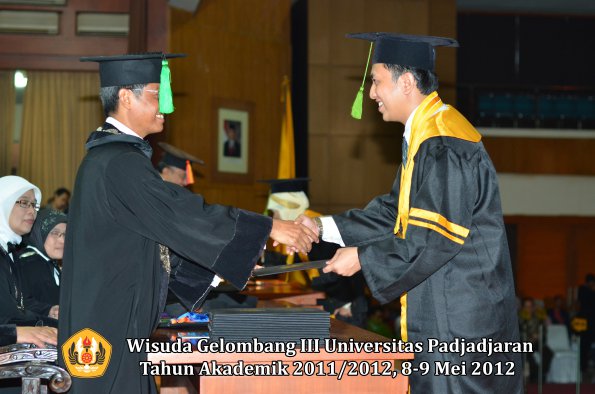 wisuda-unpad-gel-iii-2011_2012-fakultas-kedokteran-oleh-dekan-319