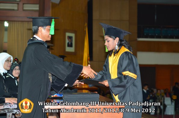 wisuda-unpad-gel-iii-2011_2012-fakultas-kedokteran-oleh-dekan-320