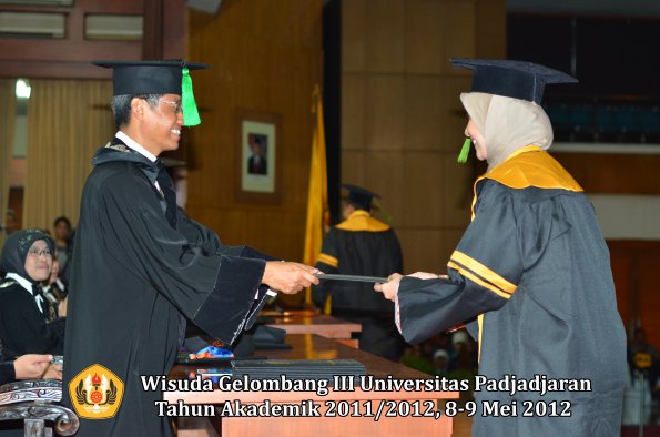 wisuda-unpad-gel-iii-2011_2012-fakultas-kedokteran-oleh-dekan-329