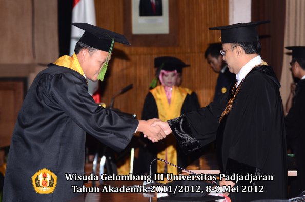 wisuda-unpad-gel-iii-2011_2012-fakultas-kedokteran-oleh-rektor-012