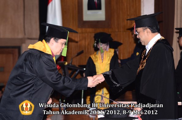 wisuda-unpad-gel-iii-2011_2012-fakultas-kedokteran-oleh-rektor-022