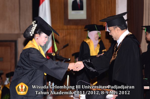 wisuda-unpad-gel-iii-2011_2012-fakultas-kedokteran-oleh-rektor-023