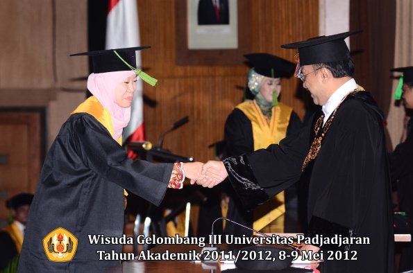 wisuda-unpad-gel-iii-2011_2012-fakultas-kedokteran-oleh-rektor-024