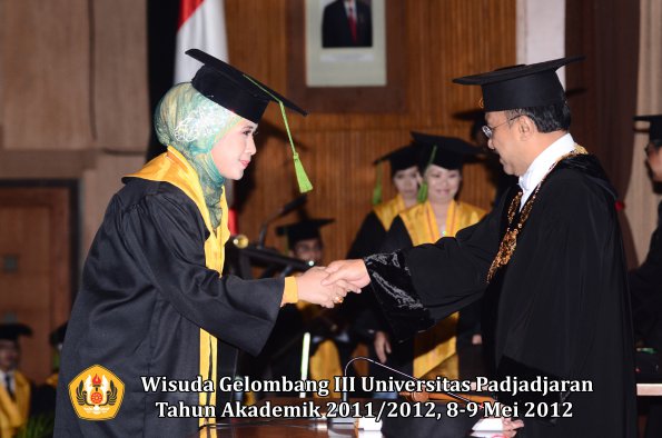 wisuda-unpad-gel-iii-2011_2012-fakultas-kedokteran-oleh-rektor-025