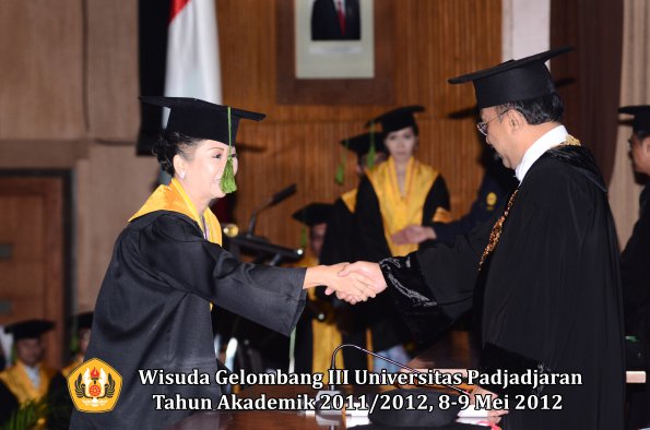 wisuda-unpad-gel-iii-2011_2012-fakultas-kedokteran-oleh-rektor-026