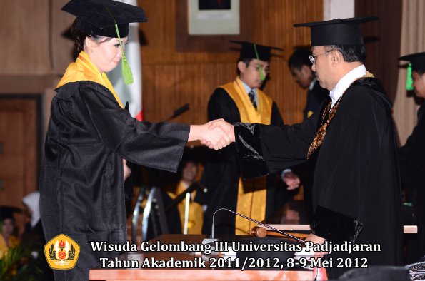 wisuda-unpad-gel-iii-2011_2012-fakultas-kedokteran-oleh-rektor-027