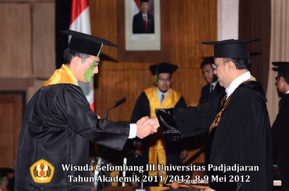 wisuda-unpad-gel-iii-2011_2012-fakultas-kedokteran-oleh-rektor-028