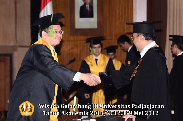 wisuda-unpad-gel-iii-2011_2012-fakultas-kedokteran-oleh-rektor-029