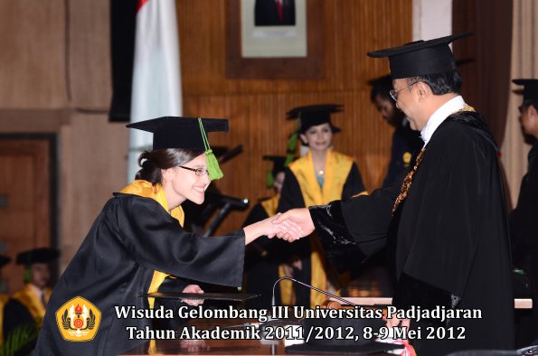 wisuda-unpad-gel-iii-2011_2012-fakultas-kedokteran-oleh-rektor-044