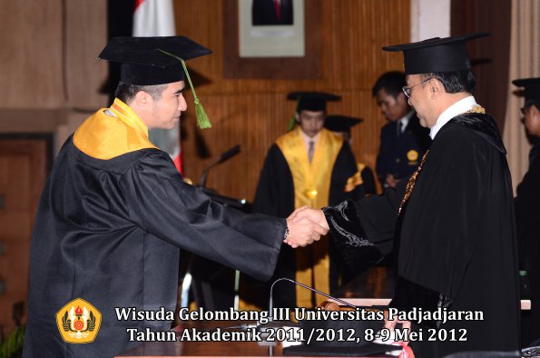 wisuda-unpad-gel-iii-2011_2012-fakultas-kedokteran-oleh-rektor-050