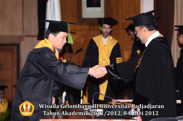 wisuda-unpad-gel-iii-2011_2012-fakultas-kedokteran-oleh-rektor-054