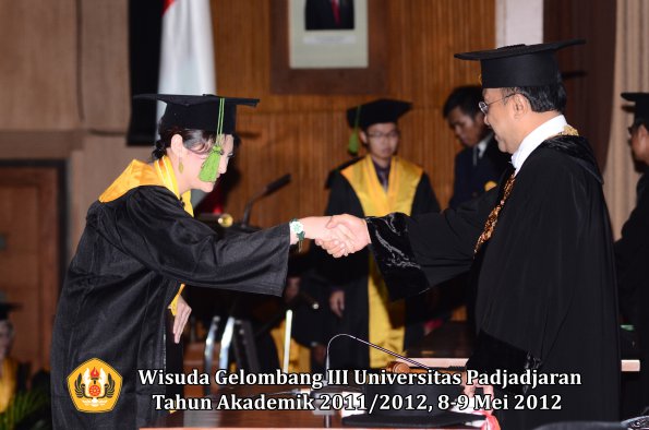 wisuda-unpad-gel-iii-2011_2012-fakultas-kedokteran-oleh-rektor-056