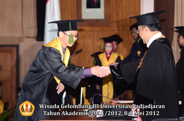 wisuda-unpad-gel-iii-2011_2012-fakultas-kedokteran-oleh-rektor-057