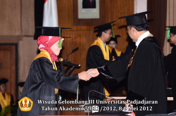 wisuda-unpad-gel-iii-2011_2012-fakultas-kedokteran-oleh-rektor-058