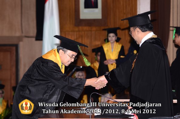 wisuda-unpad-gel-iii-2011_2012-fakultas-kedokteran-oleh-rektor-060