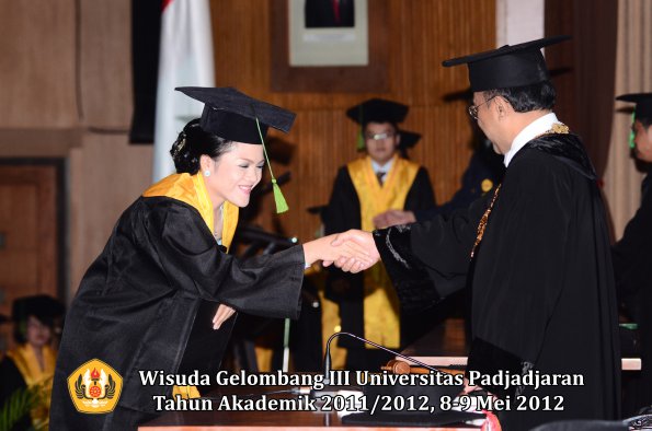 wisuda-unpad-gel-iii-2011_2012-fakultas-kedokteran-oleh-rektor-061