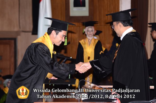 wisuda-unpad-gel-iii-2011_2012-fakultas-kedokteran-oleh-rektor-063