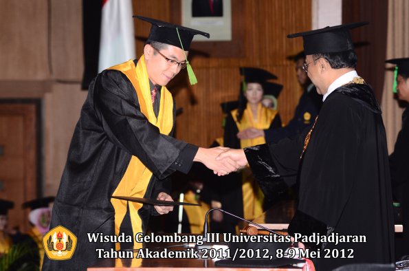 wisuda-unpad-gel-iii-2011_2012-fakultas-kedokteran-oleh-rektor-066