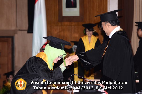 wisuda-unpad-gel-iii-2011_2012-fakultas-kedokteran-oleh-rektor-068