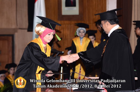 wisuda-unpad-gel-iii-2011_2012-fakultas-kedokteran-oleh-rektor-070