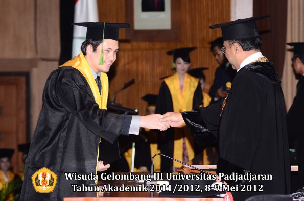 wisuda-unpad-gel-iii-2011_2012-fakultas-kedokteran-oleh-rektor-081