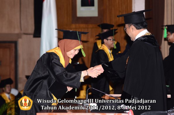 wisuda-unpad-gel-iii-2011_2012-fakultas-kedokteran-oleh-rektor-085